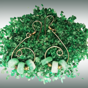 Pendientes artesanales de oro con cuentas de esmeralda