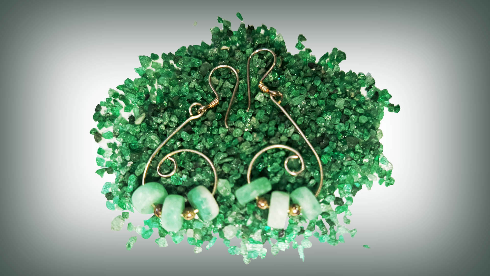 Pendientes artesanales de oro con cuentas de esmeralda