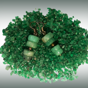 Pendientes artesanales medianos de oro con cuentas de esmeralda