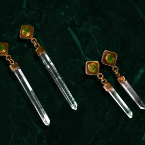 Pendientes a presión de oro con esmeraldas y cuarzo translúcido