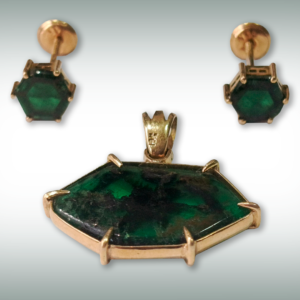 Conjunto artesanal de pendientes a presión y dije en oro con esmeraldas