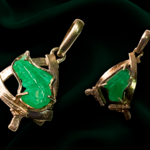 Dijes artesanales de oro con incrustación de esmeraldas