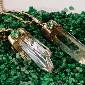 cadena de oro con incrustación de esmeralda y colgante de cuarzo translúcido