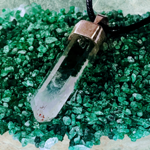 Collar artesanal de cuarzo translúcido con incrustación de polvo de esmeralda