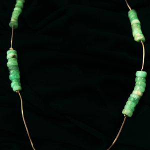 : Collar artesanal de cuentas de esmeralda sobre hilo de oro