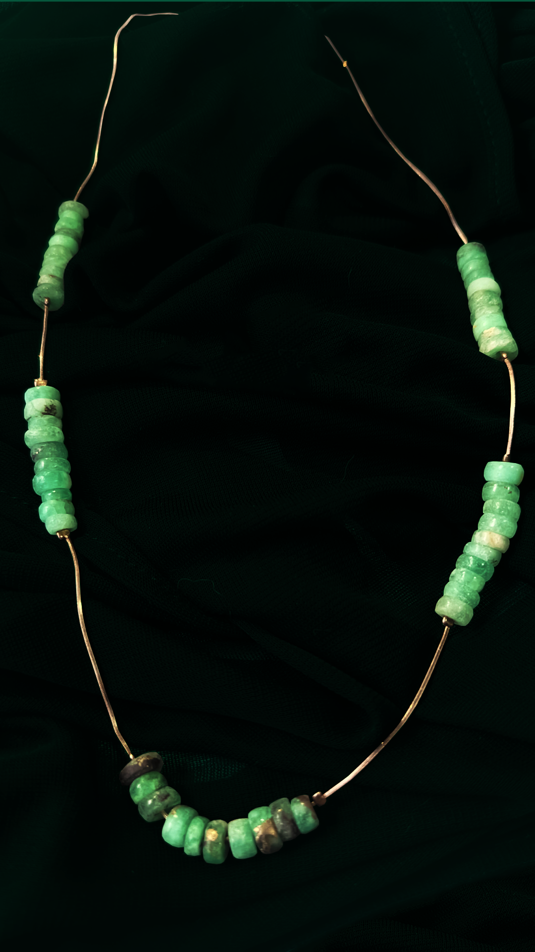 : Collar artesanal de cuentas de esmeralda sobre hilo de oro