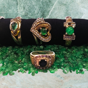 Anillos de oro con incrustación de esmeraldas y otras piedras