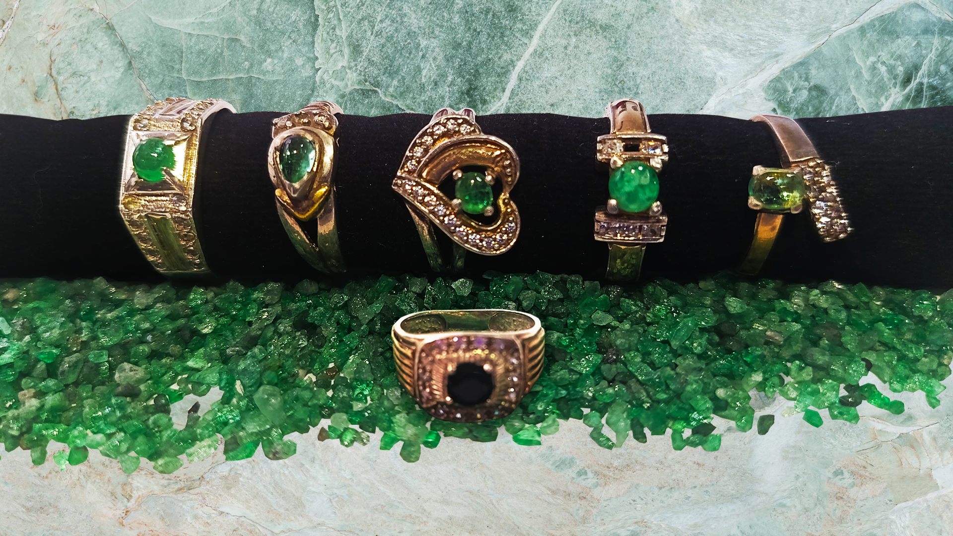Anillos de oro con incrustación de esmeraldas y otras piedras